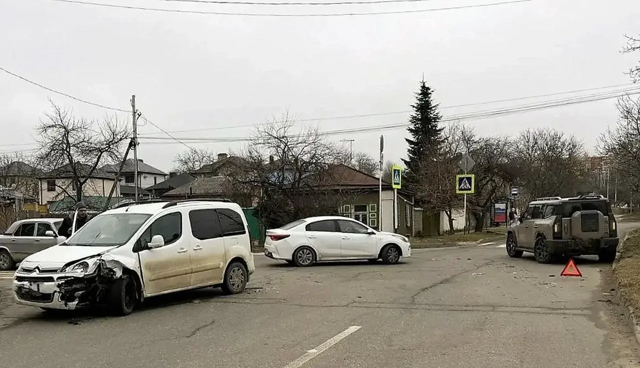 Пожилой мужчина пострадал в аварии с двумя иномарками в Ставрополе