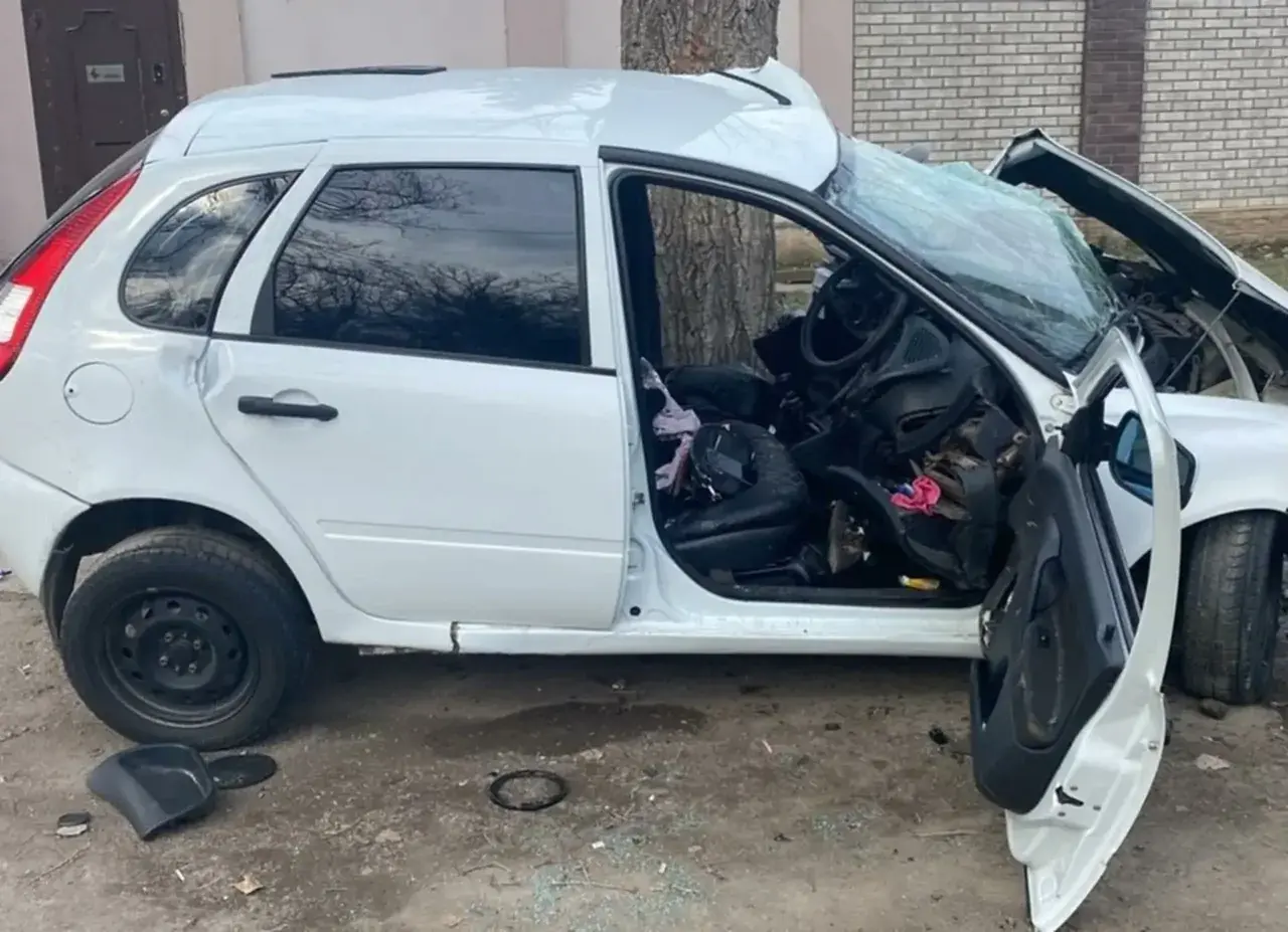 «Лада Калина» врезалась в дерево в Пятигорске