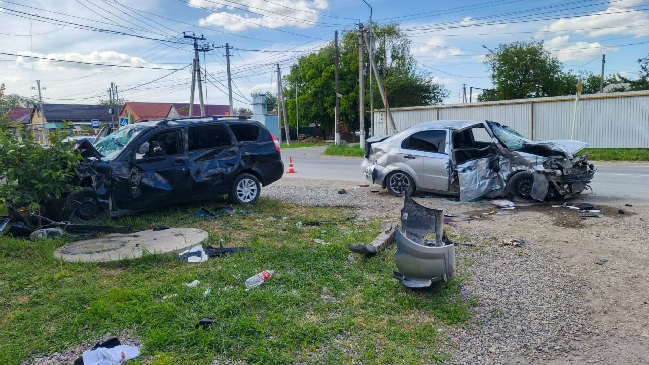 Двое погибли и трое ранены в результате встречного столкновения автомобилей