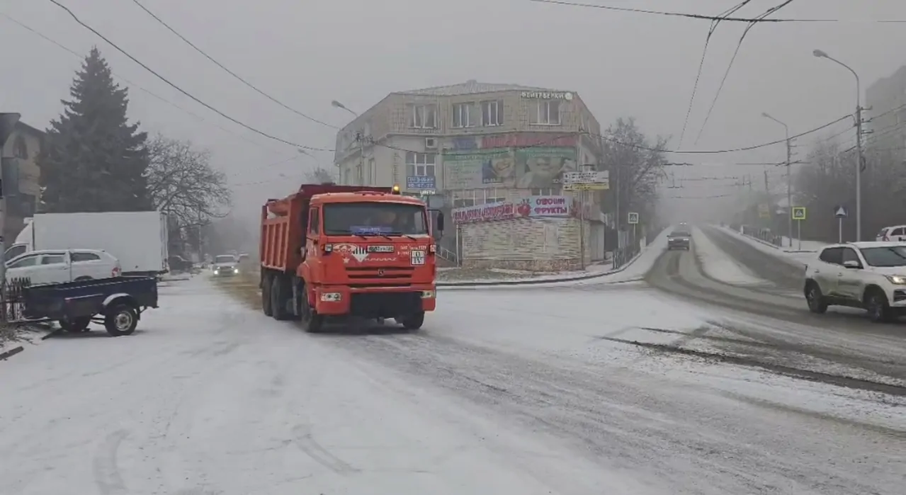 В Ставрополе дороги и тротуары от наледи обрабатывают почти 80 человек