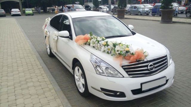 В Кисловодске участники свадебного кортежа на автомобилях и лошадях создали затор в центре города В Кисловодске участники свадебного кортежа на автомобилях и лошадях создали затор в центре города