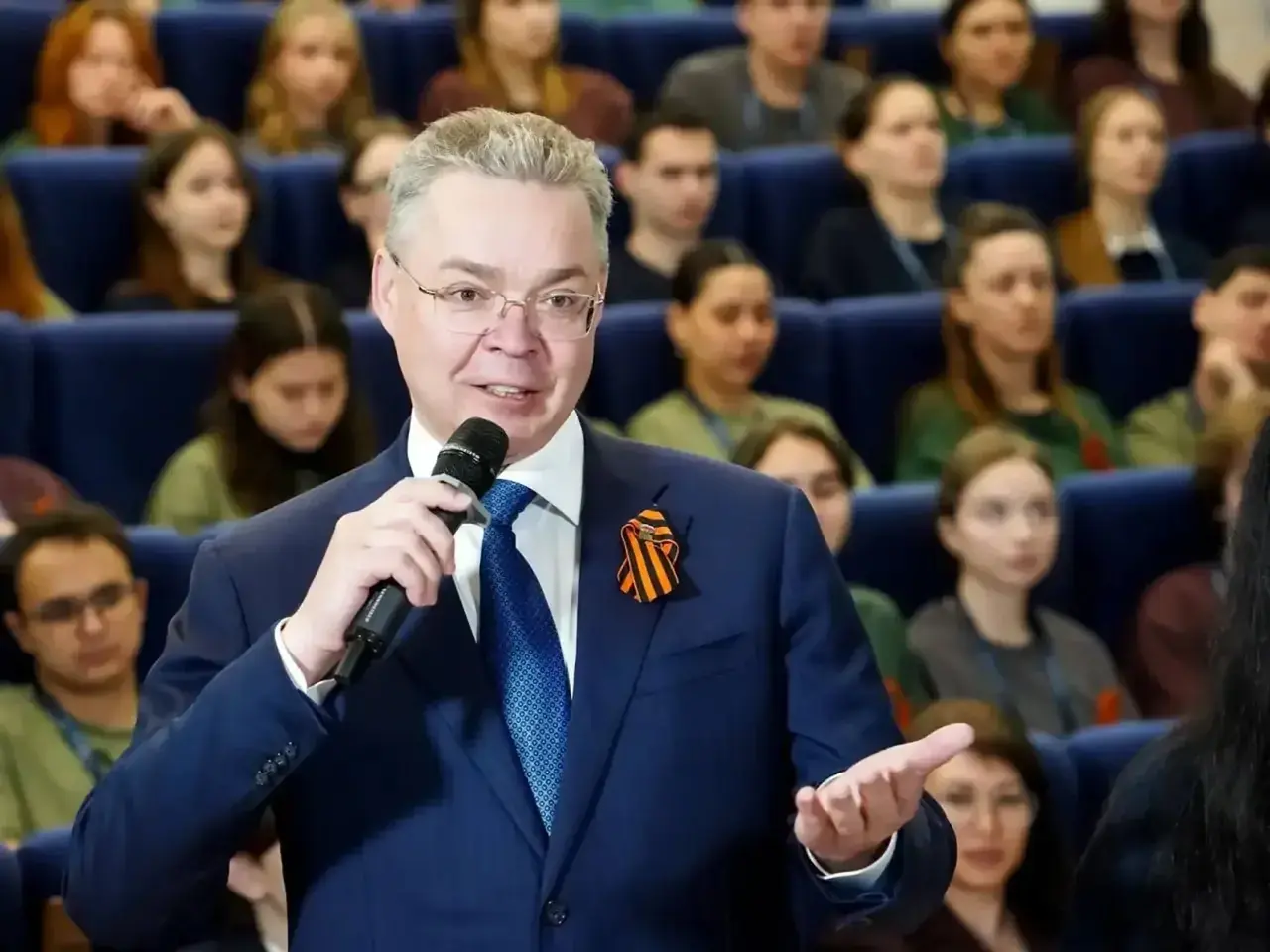 Губернатор Владимиров поздравил школьников Ставрополья с последним звонком