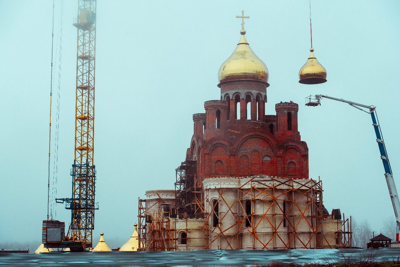 Храм в честь равноапостольного князя Владимира в «Перспективном» озаглавился золотыми куполами