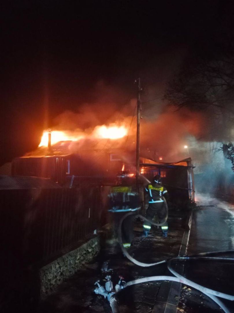 Автомобиль и два дома пострадали от огня в Кисловодске