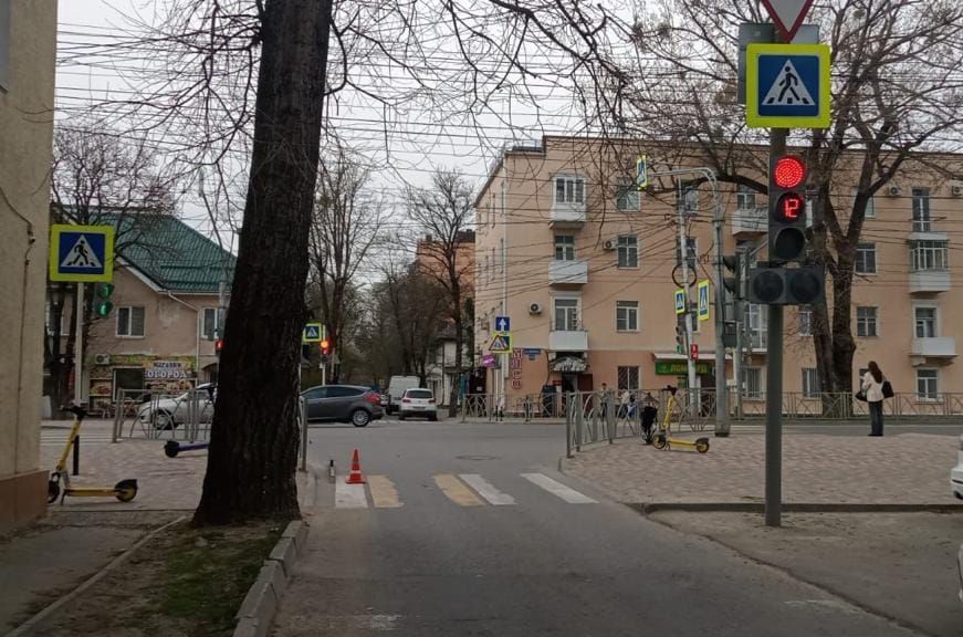 Иномарка сбила самокатчика в Ставрополе