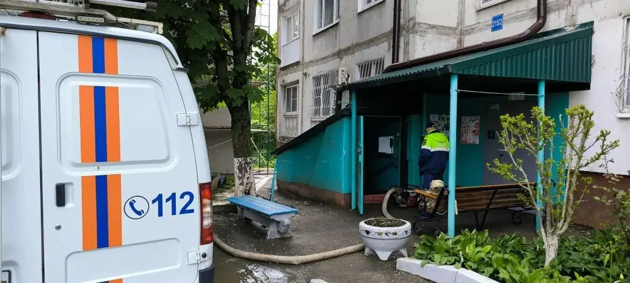 Почти 200 коммунальщиков устраняют последствия сильного дождя и ветра в Ставрополе