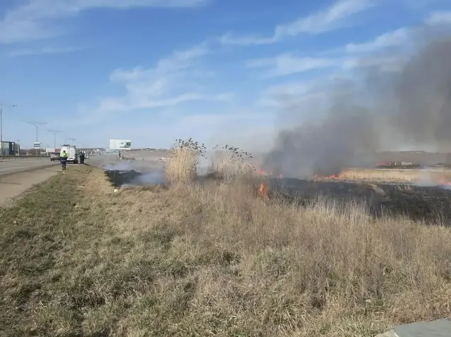 Сухую траву жгут в Ставрополе
