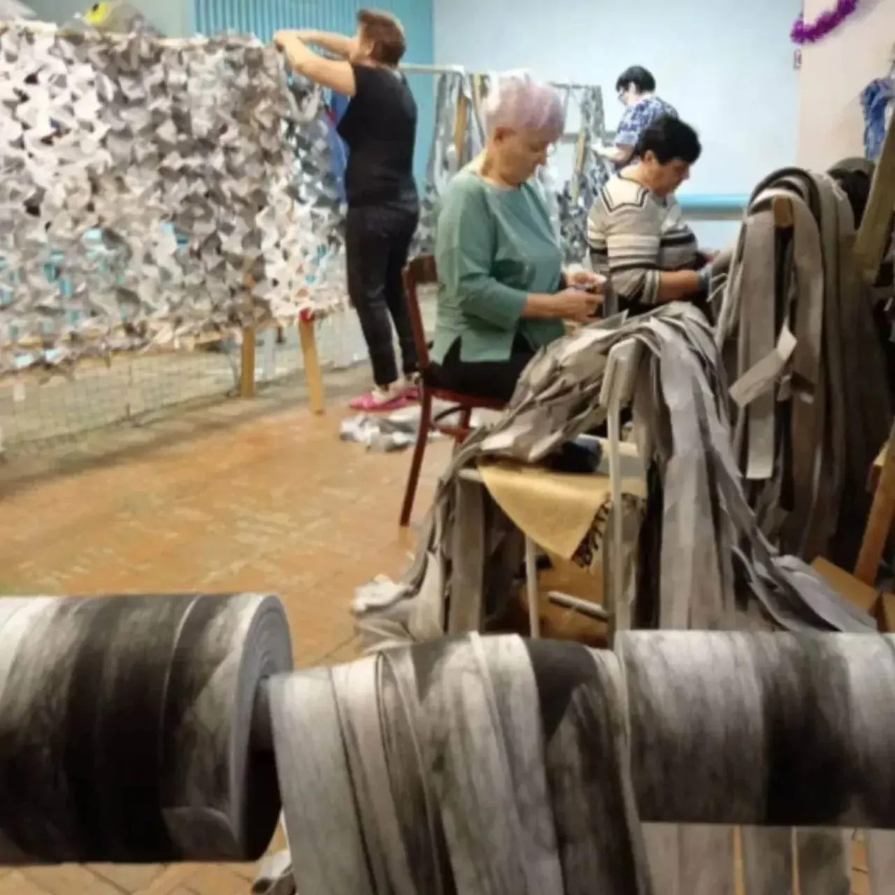 Ипатовские волонтеры изготовили 1300 маскировочных сетей для участников СВО