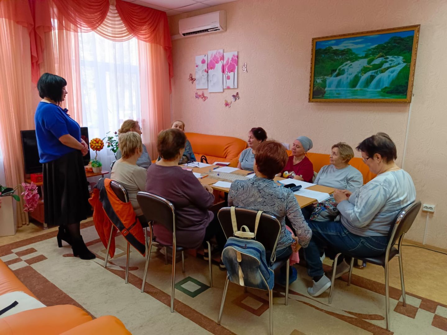 «От Гагарина до Екатерины II»: пожилые люди обсудили значимых личностей России