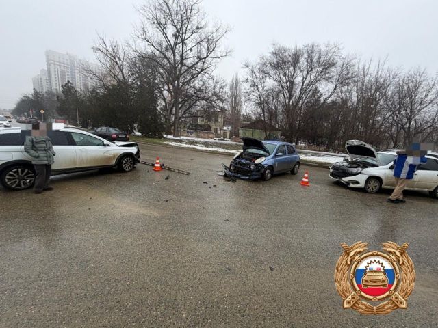 Два человека попали в больницу после тройного ДТП в Ставрополе