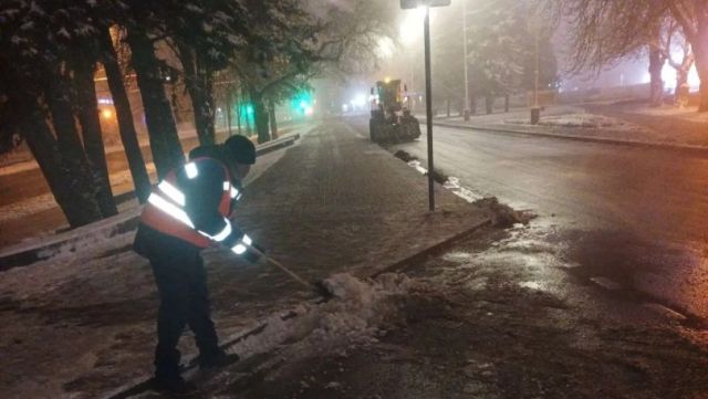 Более 70 коммунальщиков всю ночь чистили улицы Ставрополя от наледи