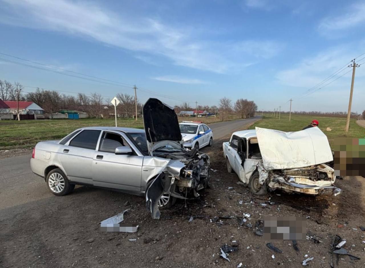 Начинающие водители столкнулись на перекрёстке