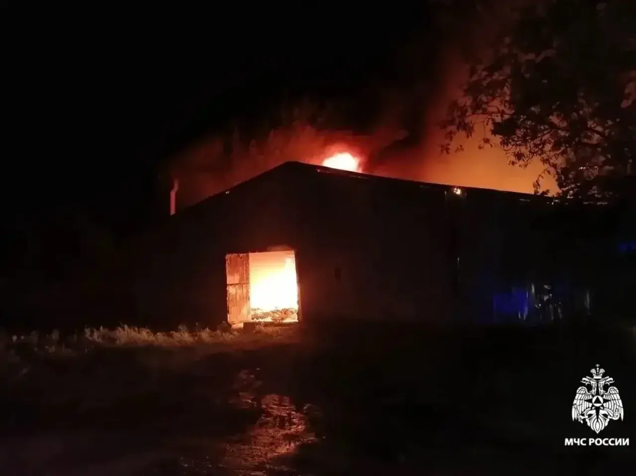 При пожаре на складе в Михайловске погиб человек