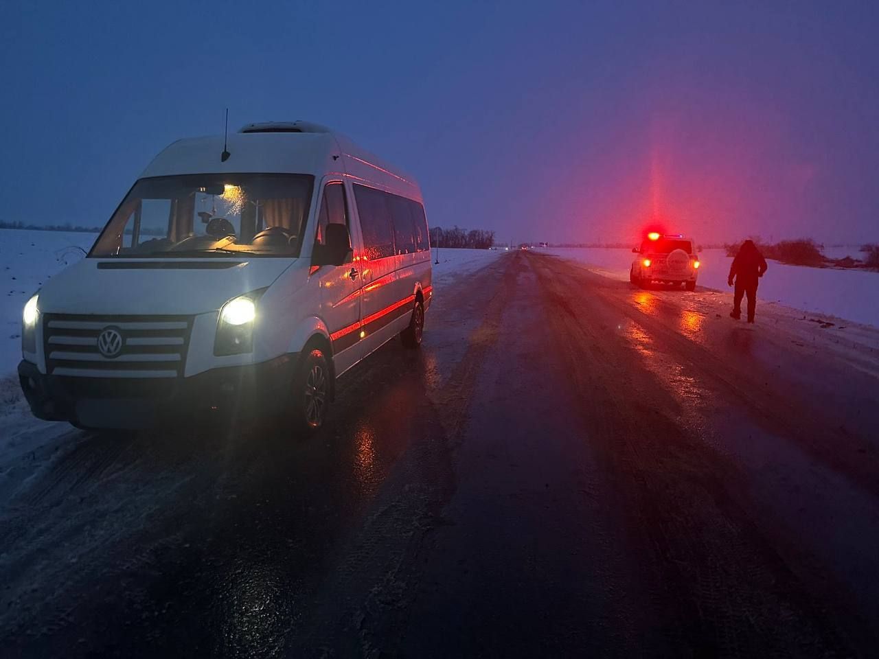 На Ставрополье опрокинулся микроавтобус, пострадали два человека