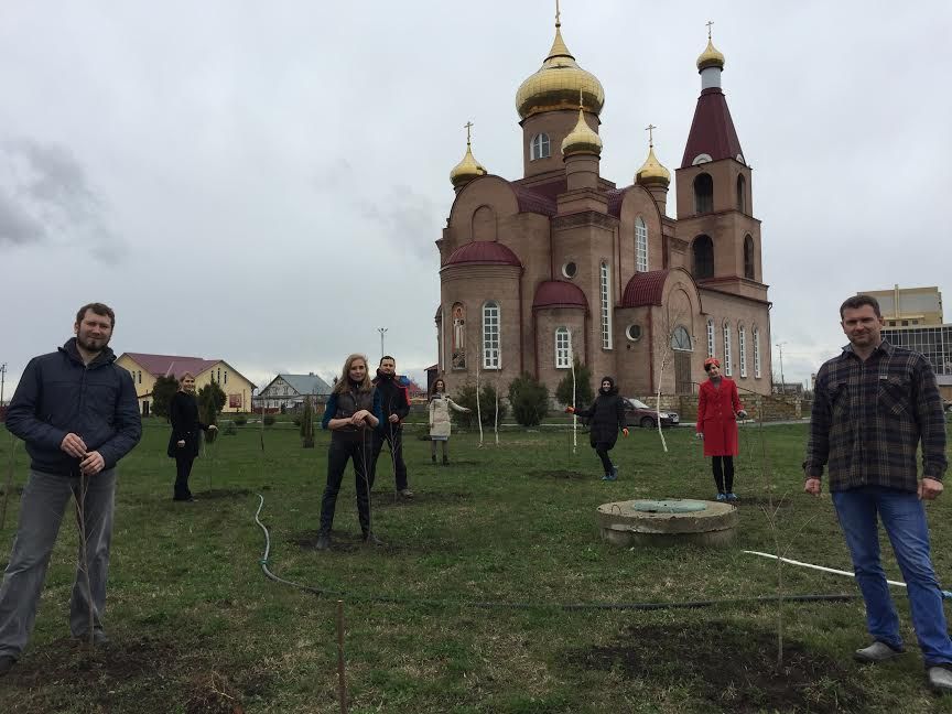 Участники спектакля «Вишнёвый сад» посадили вишнёвый сад в Михайловске Участники спектакля «Вишнёвый сад» посадили вишнёвый сад в Михайловске