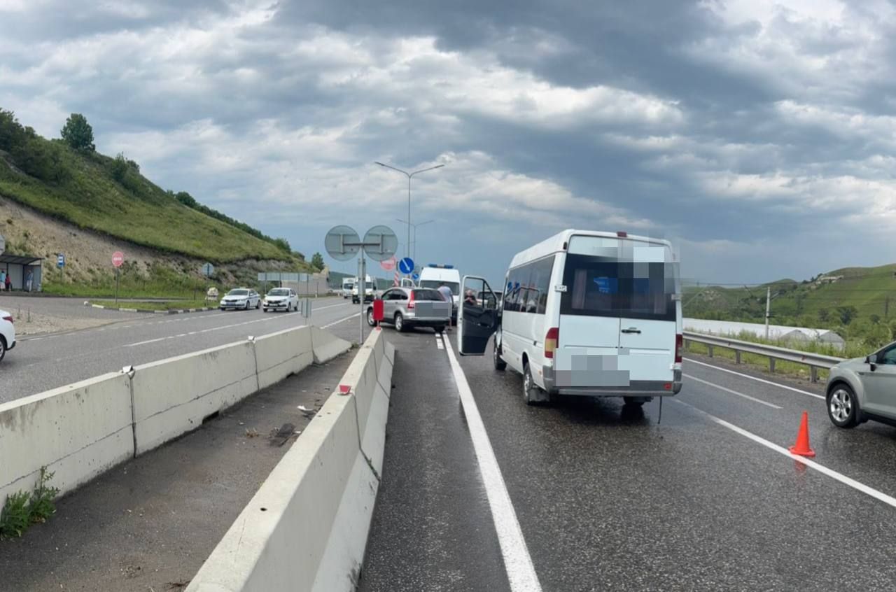 Микроавтобус с пассажирами попал в ДТП на Ставрополье