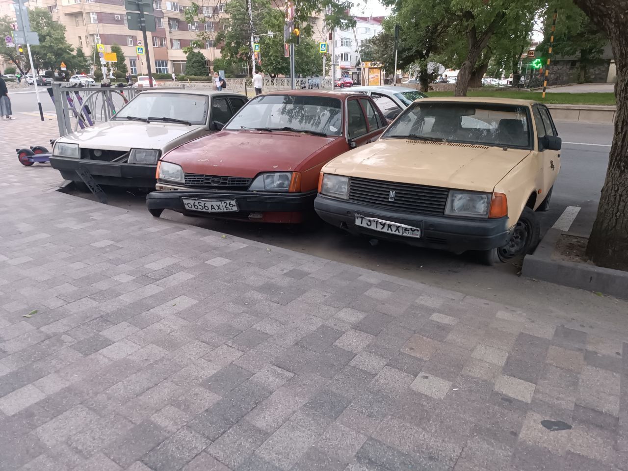 Брошенные авто в центре Ставрополя беспокоят горожан