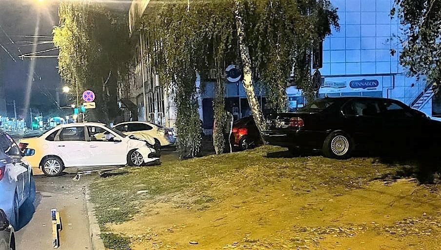 Три молодые пассажирки и два водителя пострадали в ночной аварии в Ставрополе