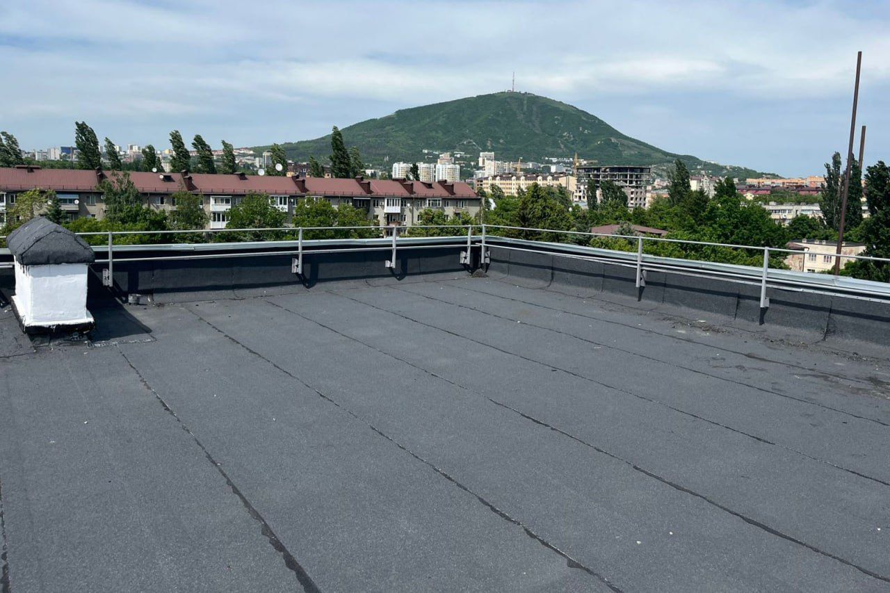 Крышу пятиэтажки отремонтировали на КМВ