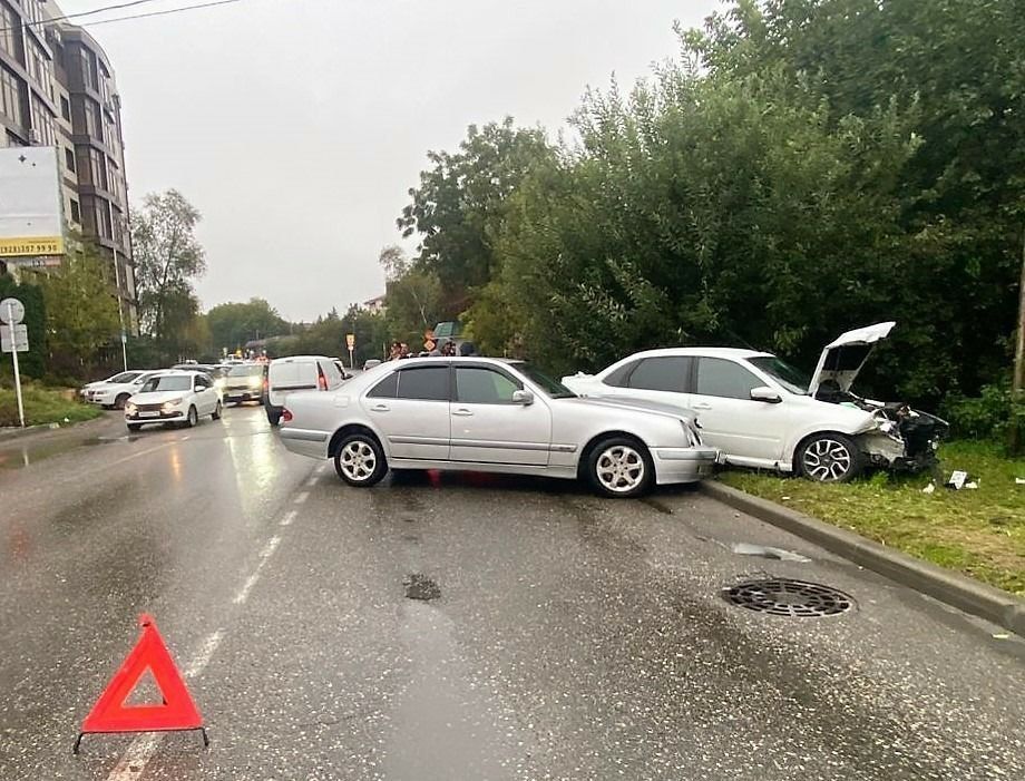 Mercedes и Lada столкнулись на Ставрополье