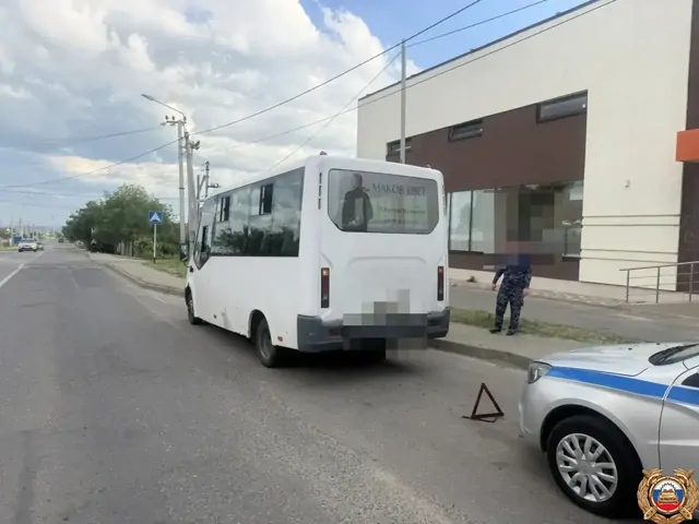 В Ставрополе в маршрутке упала пенсионерка: водитель резко тронулся