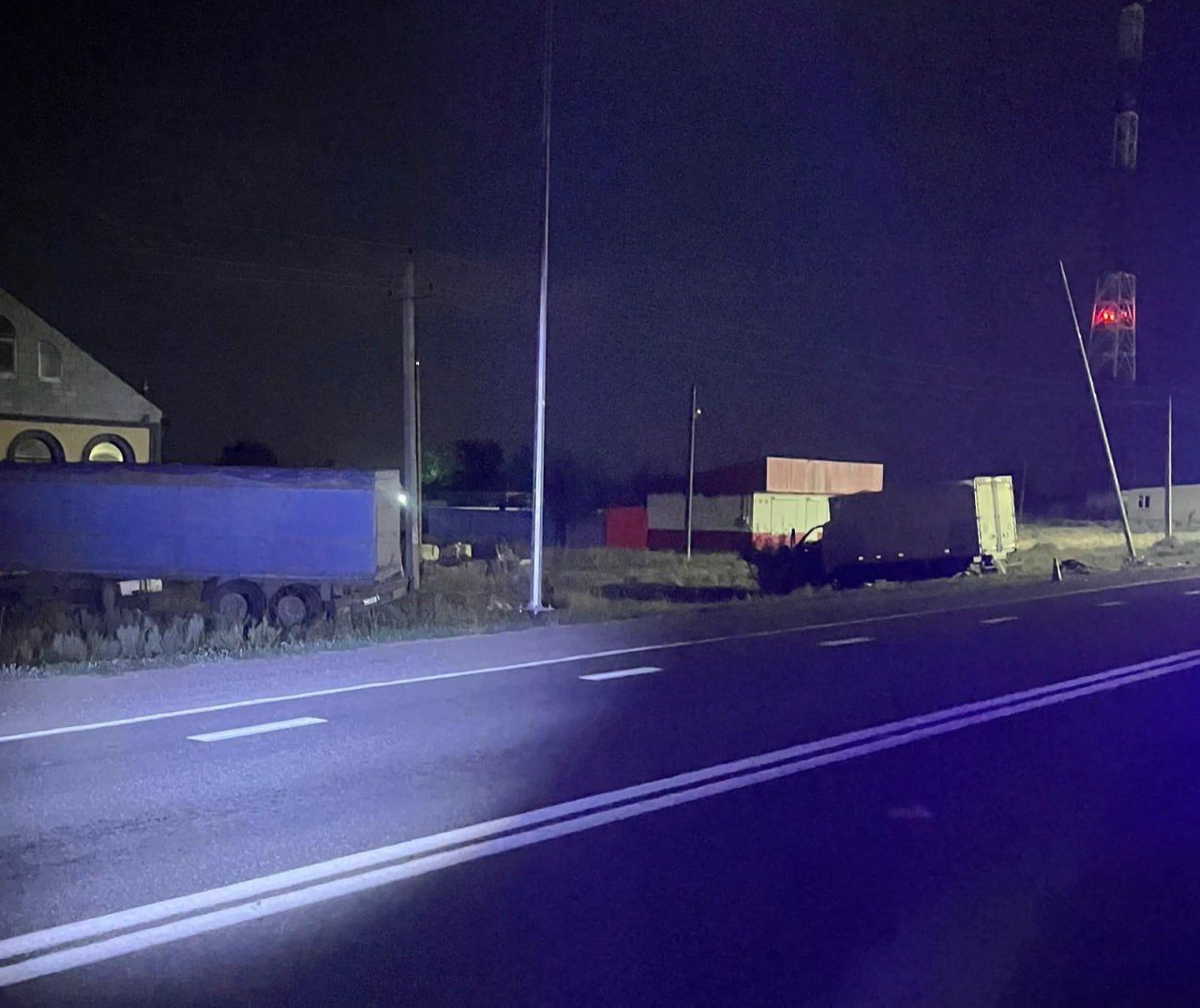 «Газель» влетела в стоящий прицеп под Буденновском