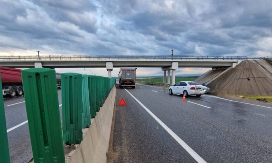 Грузовик врезался в две легковушки на Ставрополье