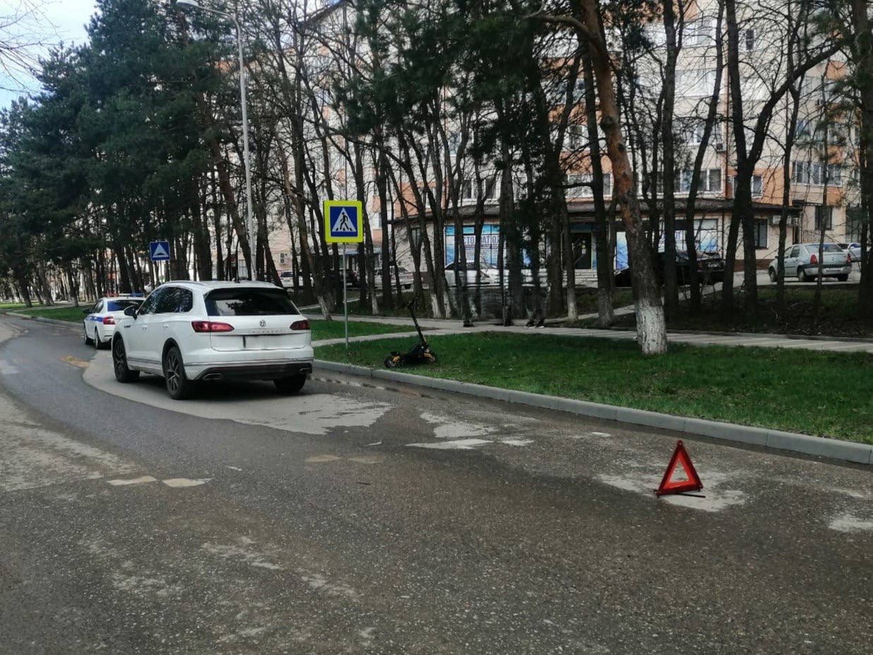 Подросток на самокате влетел в машину