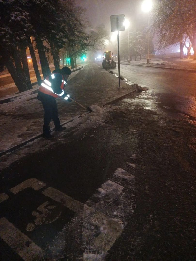 Более 70 коммунальщиков всю ночь чистили улицы Ставрополя от наледи