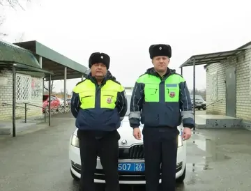 Автоинспекторы помогли ставропольчанке, автомобиль которой заглох на дороге