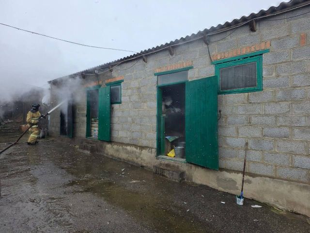 Пожар в хозпостройке едва не закончился взрывом газовых баллонов на Ставрополье