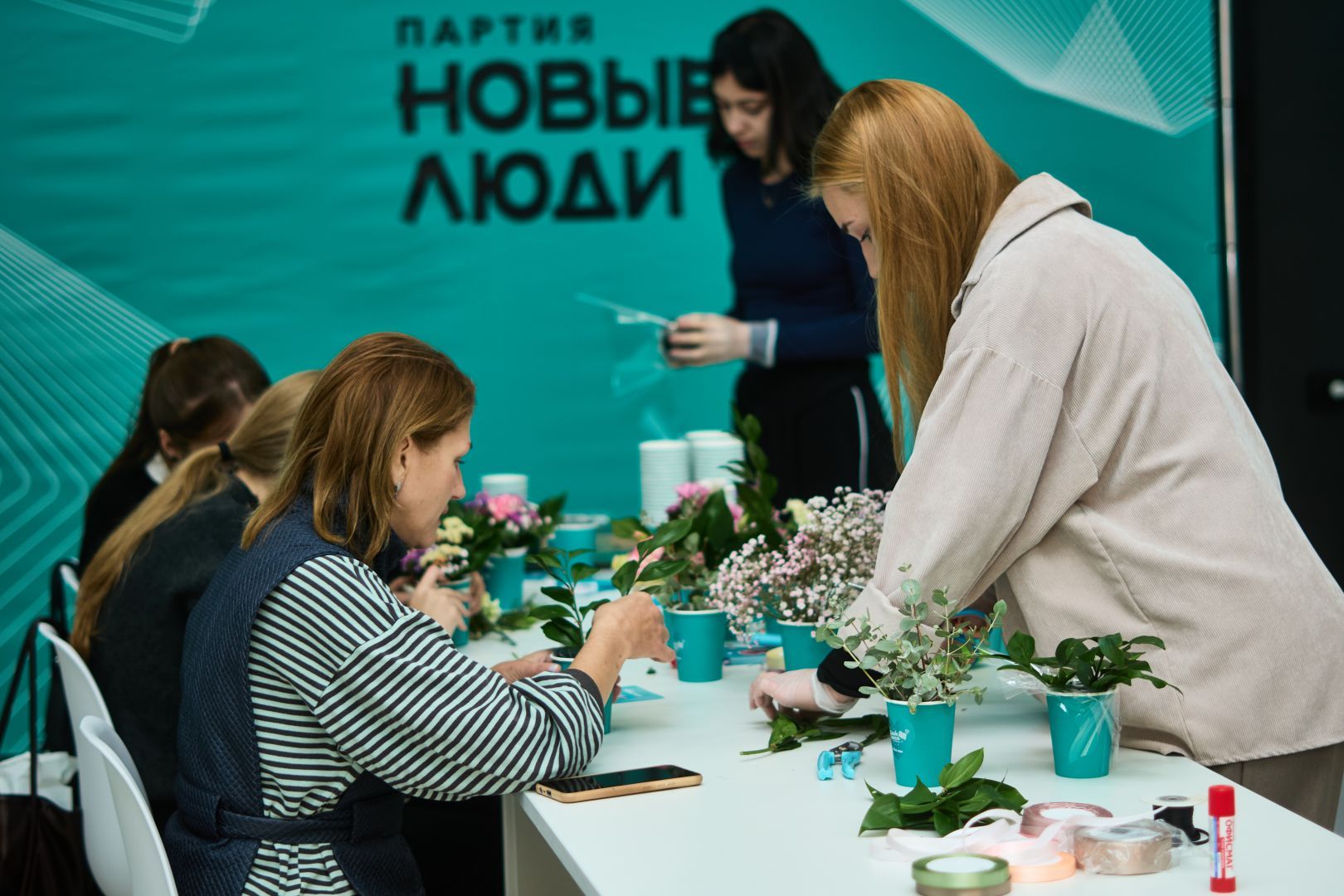 Букет по-новому: партия «Новые люди» объединила школьников и родителей ко Дню учителя