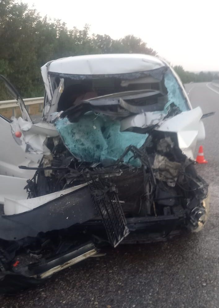 Пять человек пострадали при столкновении минивэна и грузовика на Ставрополье