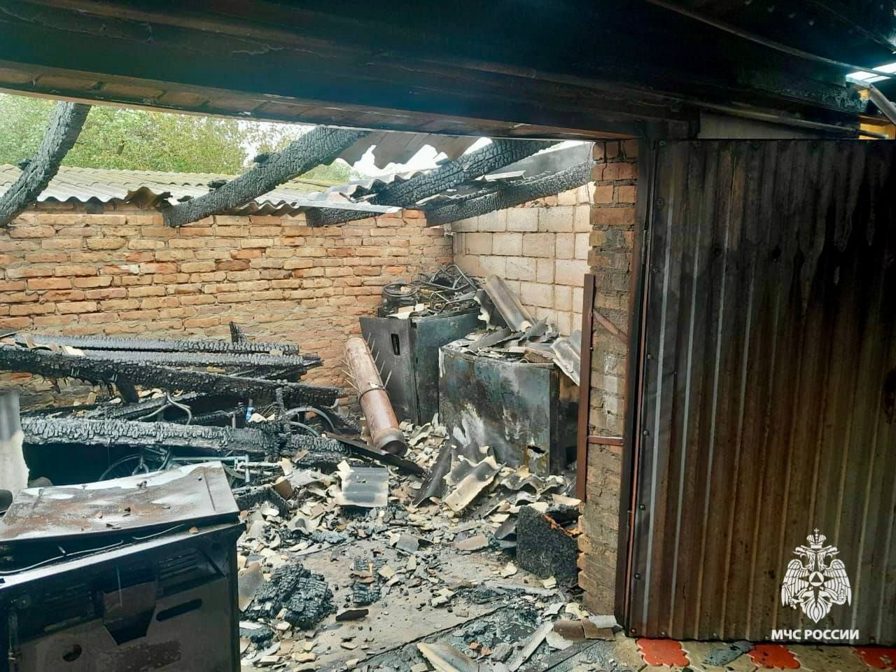 Пожар уничтожил гараж на Ставрополье