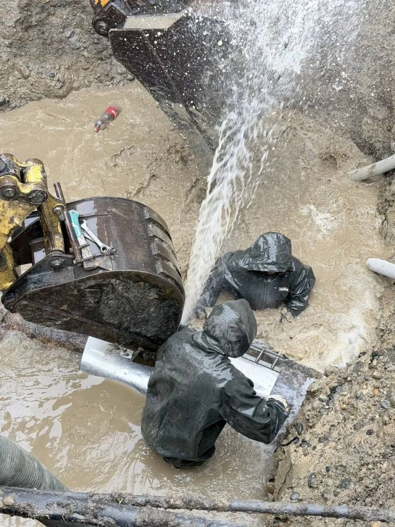 В Невинномысске почти сутки устраняли аварию на водоводе