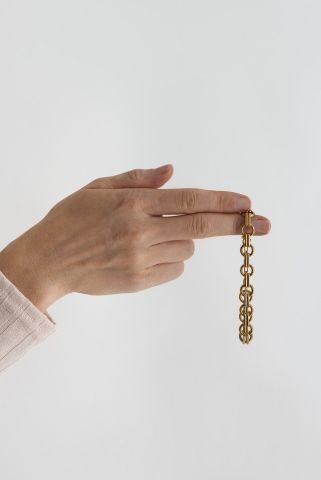 В Пятигорске мужчина украл золотую цепочку у спящей гостьи подруги