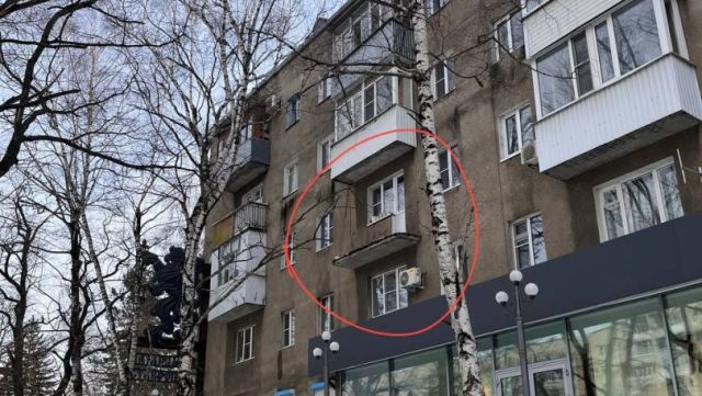 Ураганный ветер снес балкон на многоквартирном доме