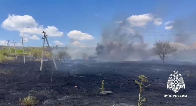 Сухая трава горит в Ставрополе