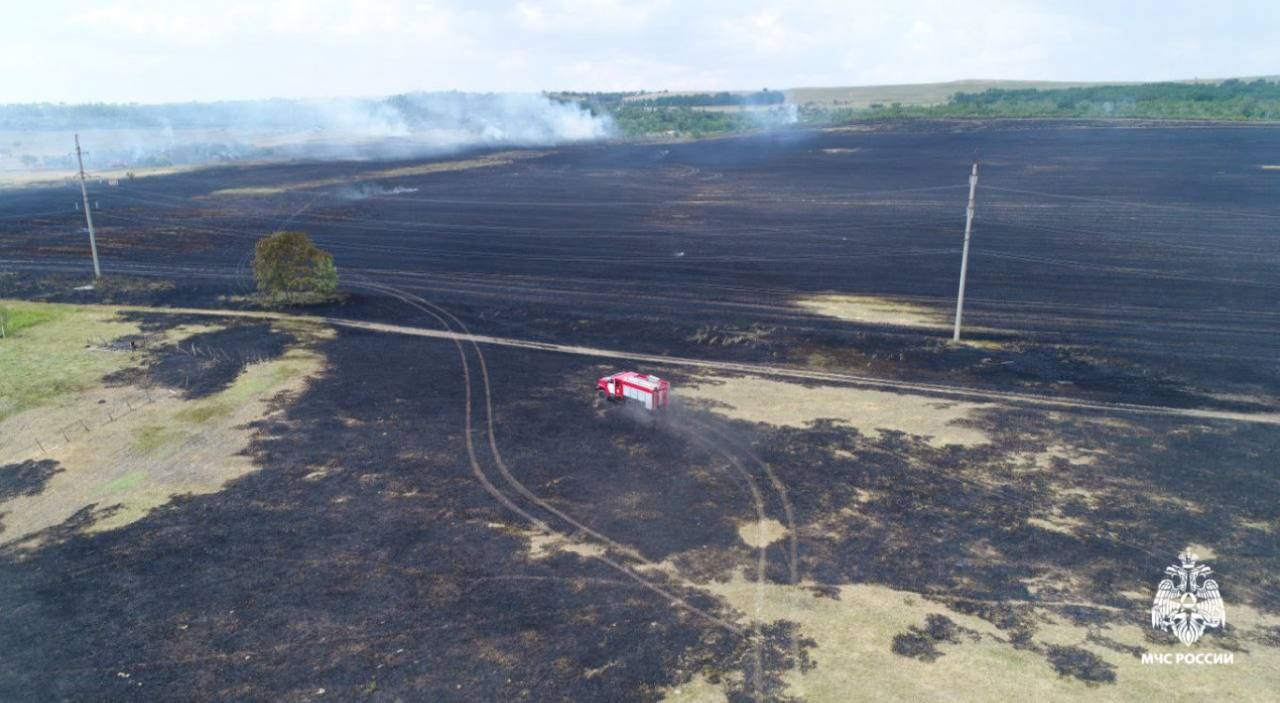 Два гектара сухой травы загорелись вблизи Ставрополя