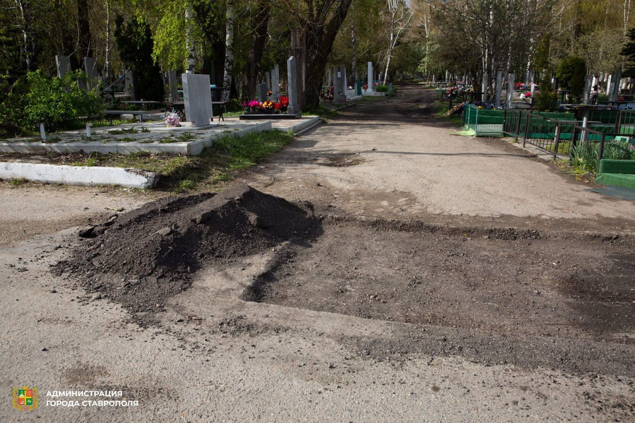 С кладбищ Ставрополя вывезли 850 тонн мусора перед Пасхой