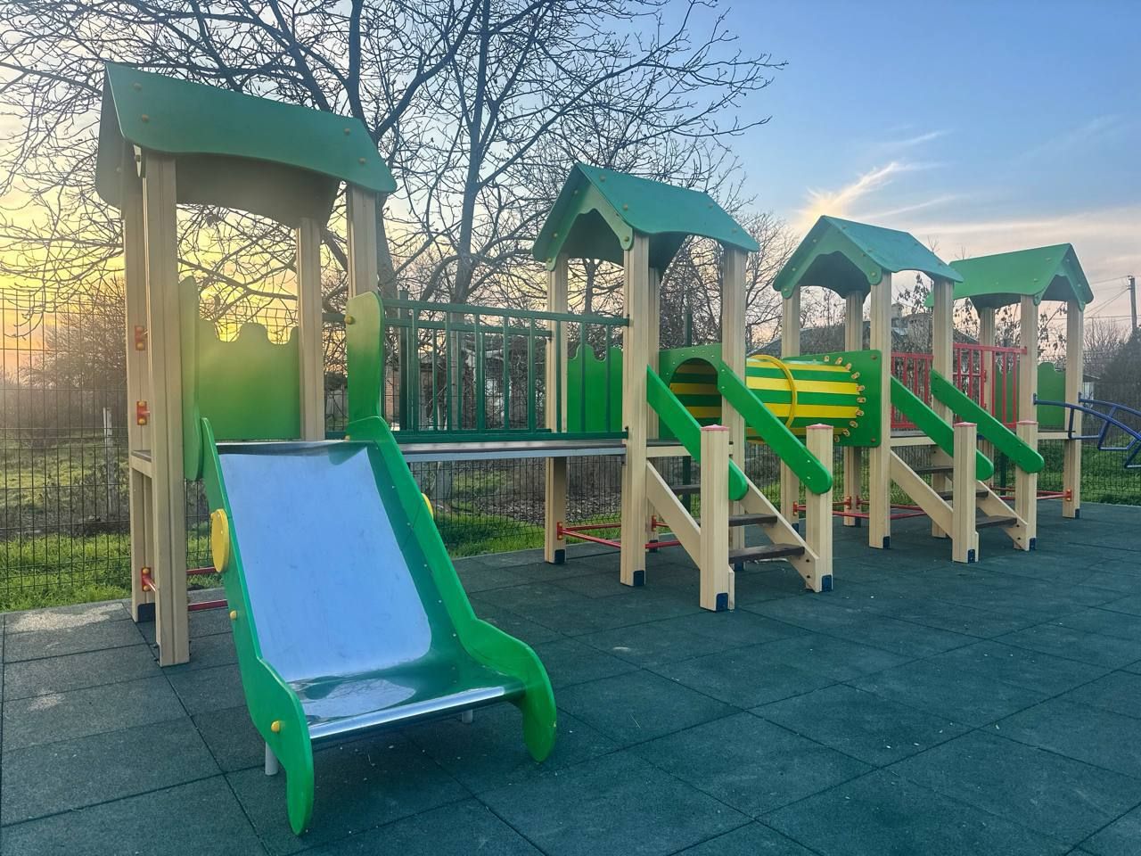 В Кировском округе построили две детские площадки за 3 млн рублей