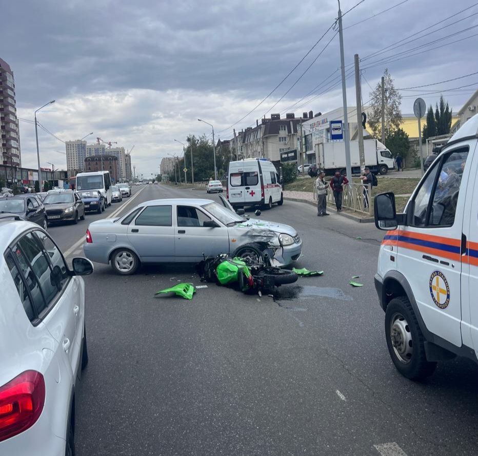 Мотоцикл и легковушка столкнулись на юге Ставрополя