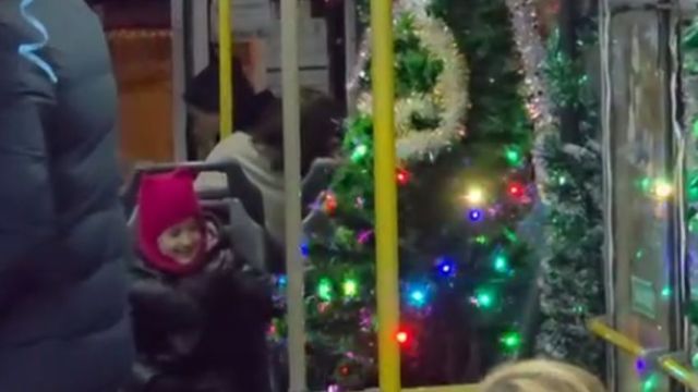 Новогодний троллейбус дарит праздничное настроение жителям Ставрополя