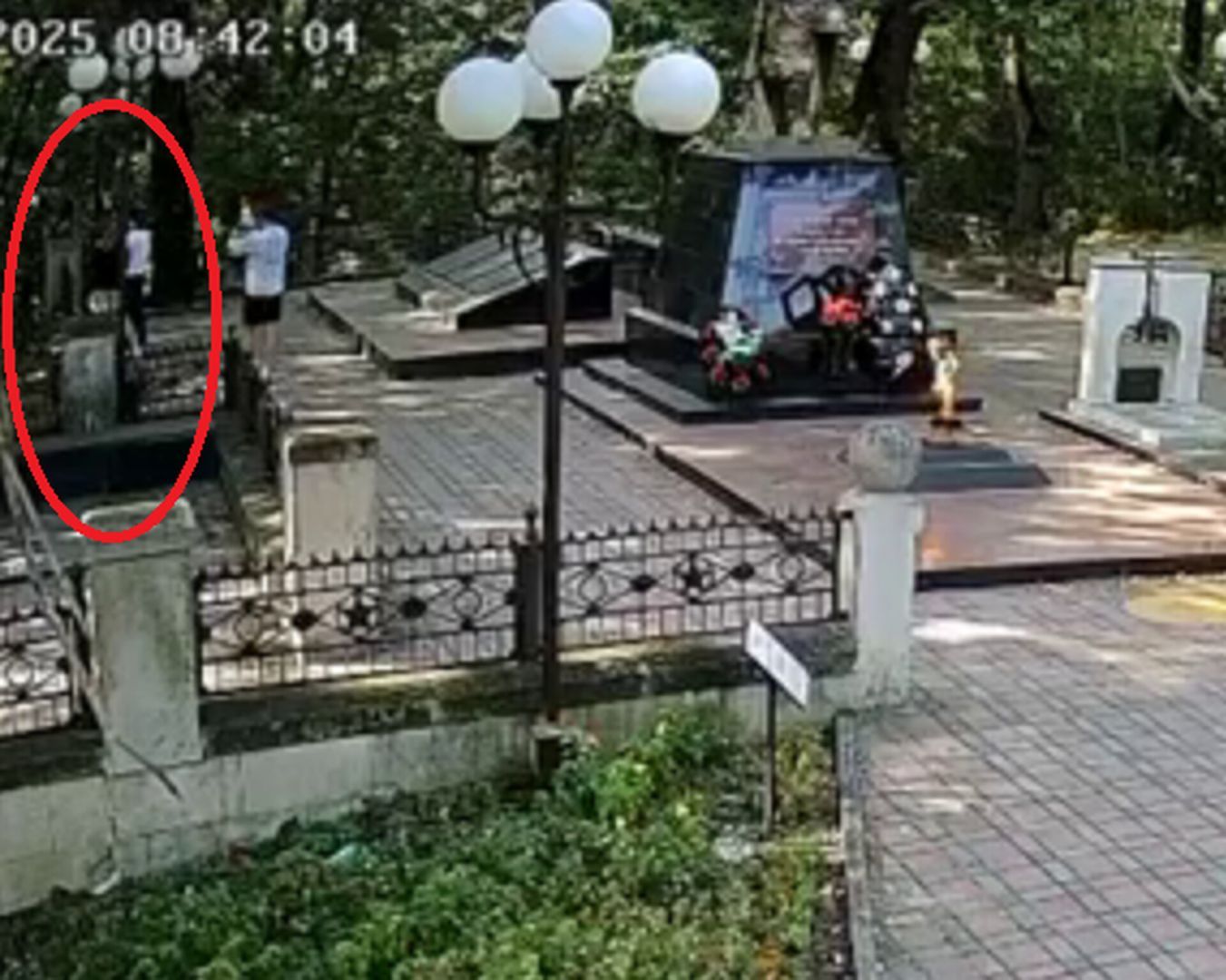 В Железноводске девушки устроили тренировку у Вечного огня