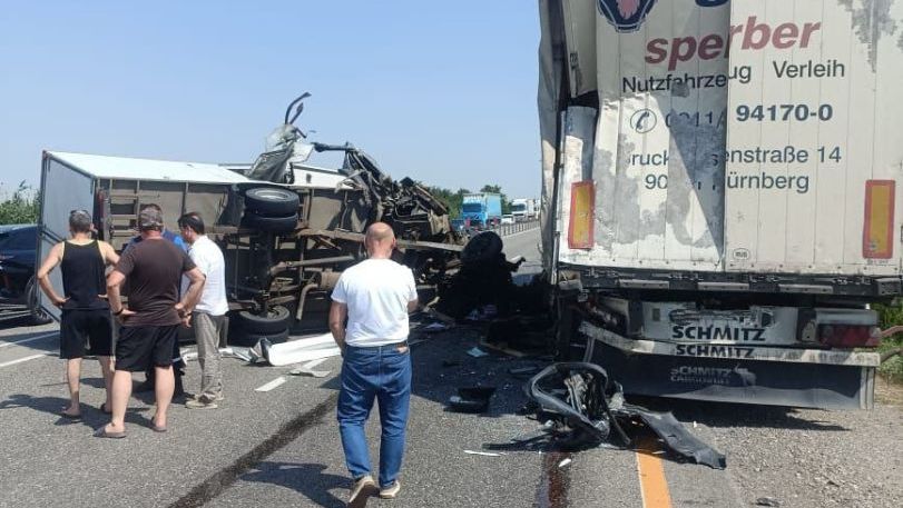 Два грузовика столкнулись на трассе «Кавказ» в Ставропольском крае