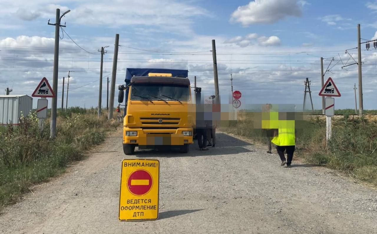 «КамАЗ» с зерном столкнулся с поездом в Курском округе