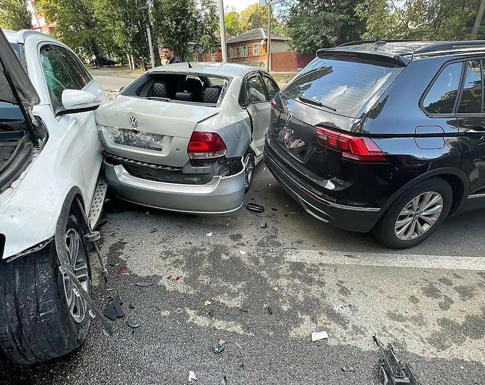Четыре автомобиля столкнулись в Ставрополе