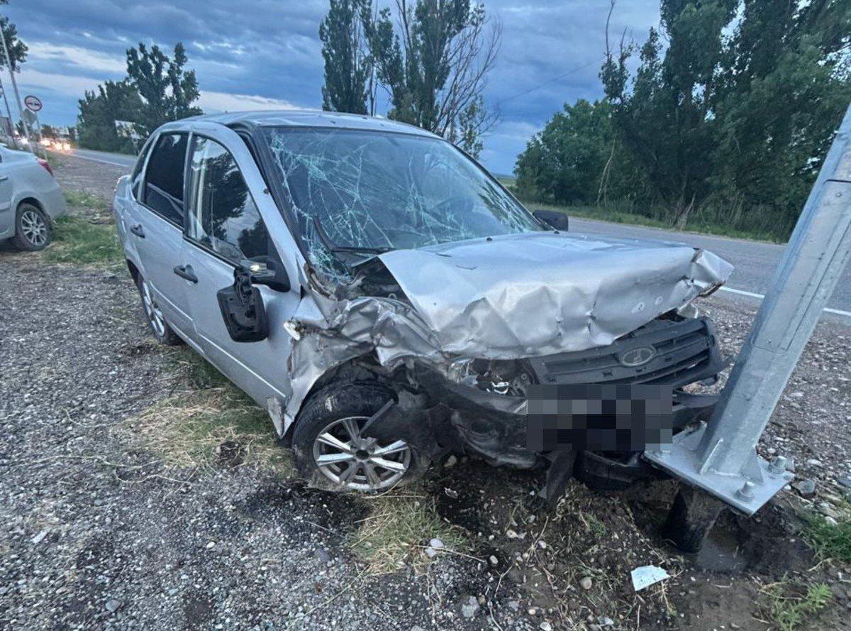 Оба водителя доставлены в больницу после столкновения двух легковушек
