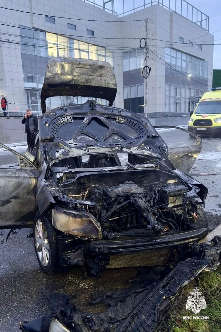 Машина с водителем внутри загорелась в Ставрополе