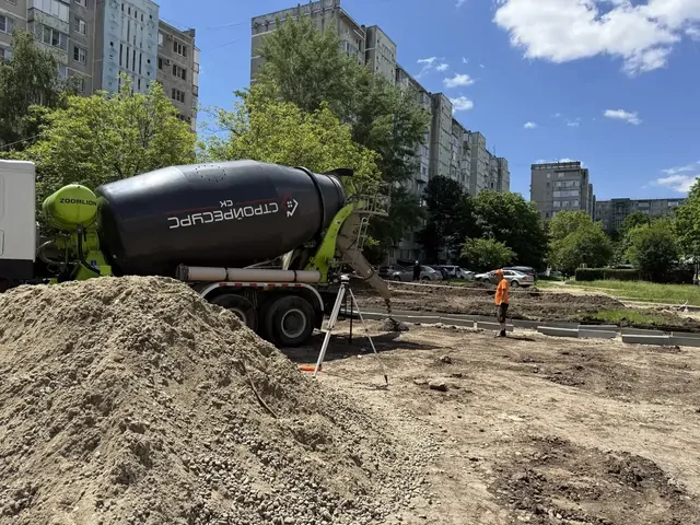 Две детские площадки обновляют в северо-западном районе Ставрополя